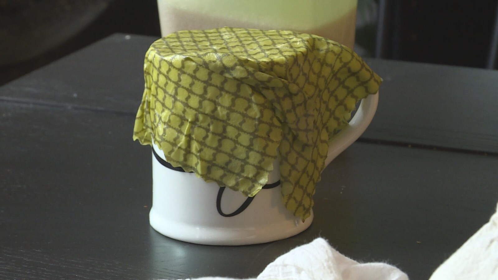 Un tissu wrap à la cire d'abeille posé sur une tasse.