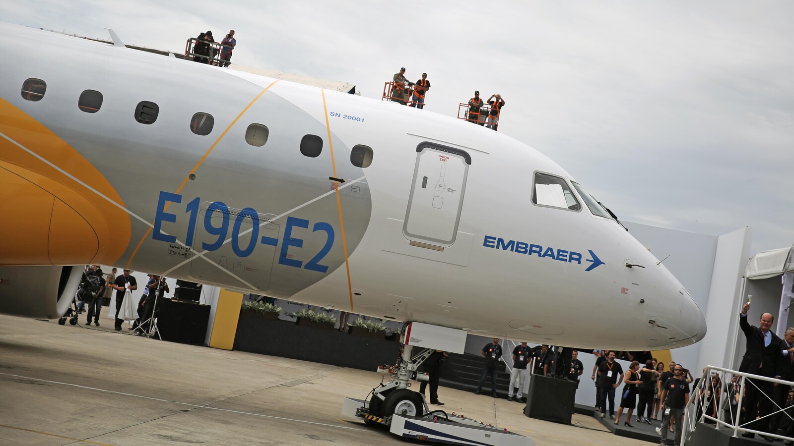 Le PDG d'Embraer, Frederico Curado (en bas, à droite), salue les travailleurs de sa compagnie lors du dévoilement du nouvel appareil E190-E2, à Sao Jose dos Campos, au Brésil, le 25 février 2016.