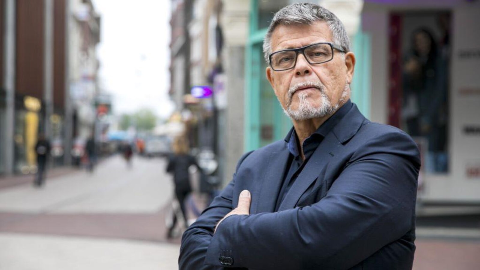 Portrait d'Emile Ratelband, qui porte des lunettes et arbore une chevelure et une barbe poivre et sel.