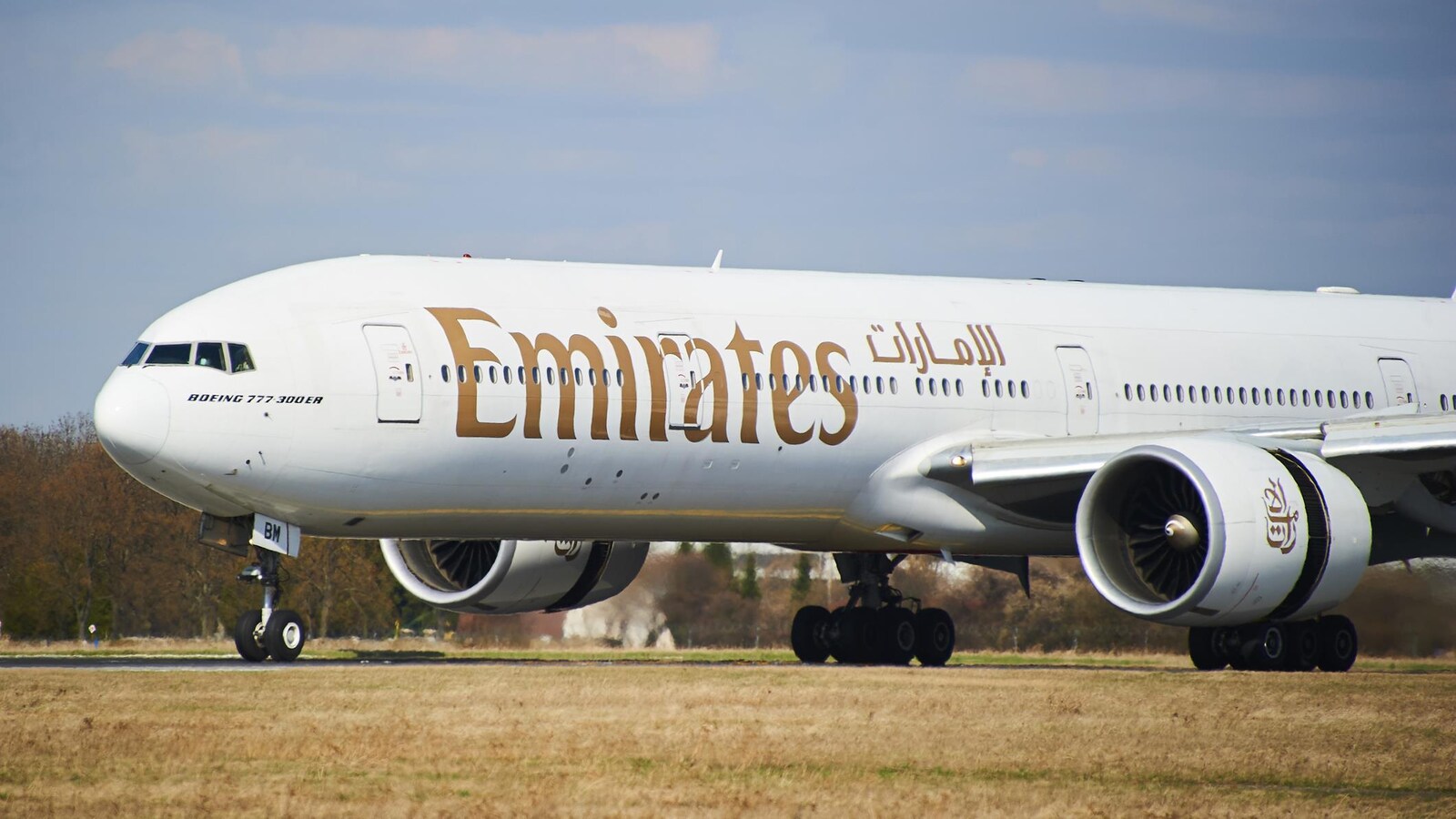 Un avion Boeing 777-300ER se préparant à décoller sur la piste d'un aéroport.