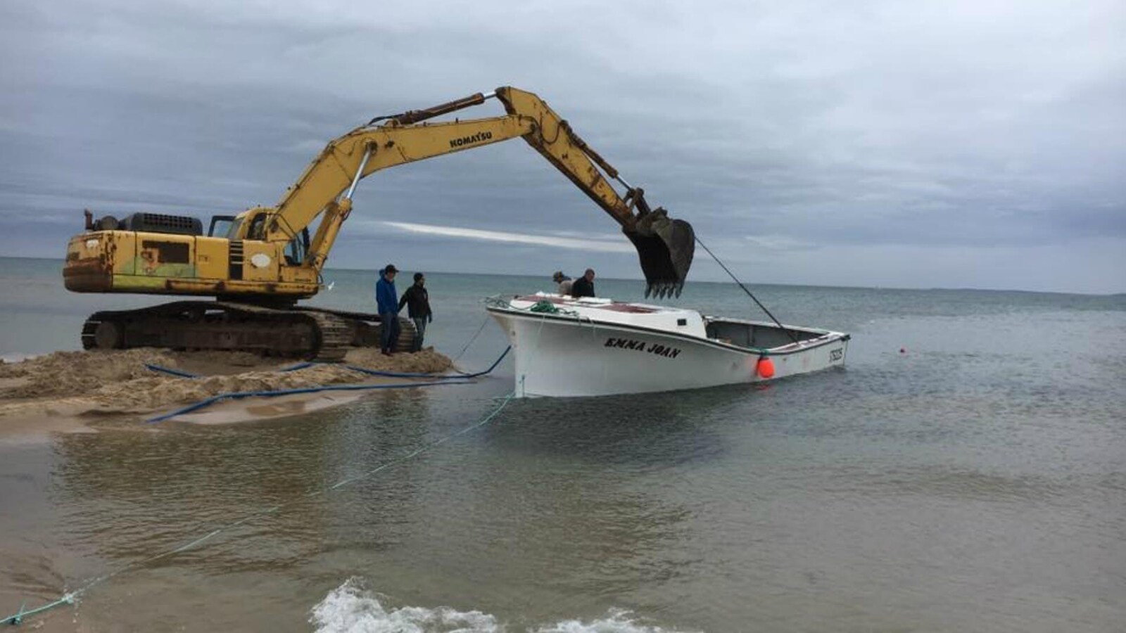 Le bateau attaché à une pelle mécanique