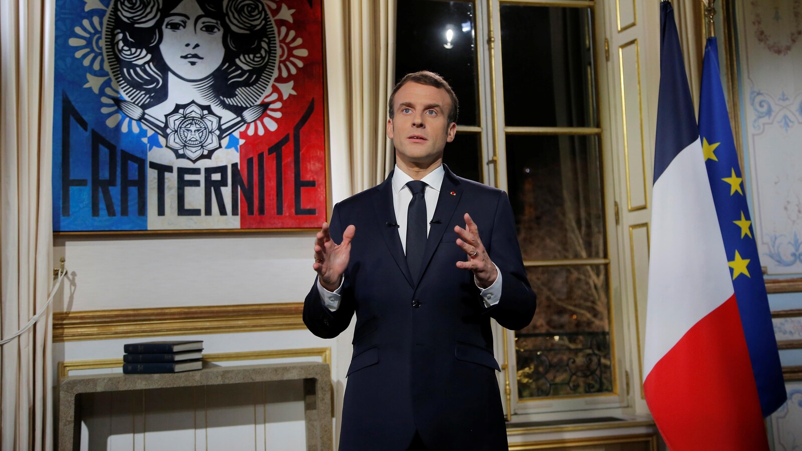 Le président français Emmanuel Macron lors de l'enregistrement de son discours du Nouvel An au Palais de l'Élysée, à Paris.