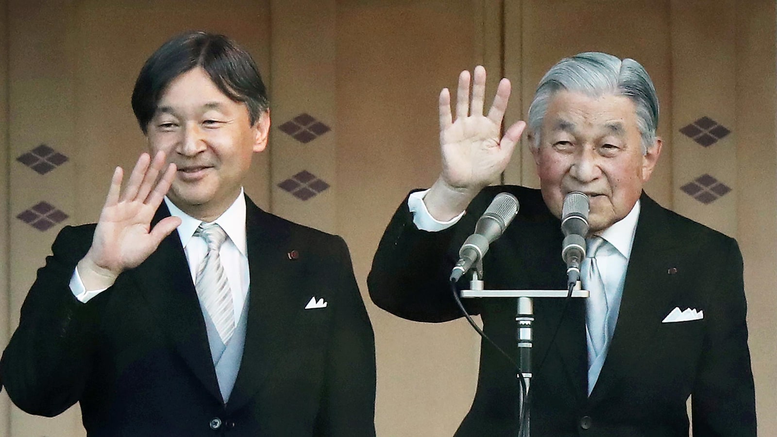Le prince Naruhito et son père, l'empereur Akihito, lors de la cérémonie du Nouvel An 2019.