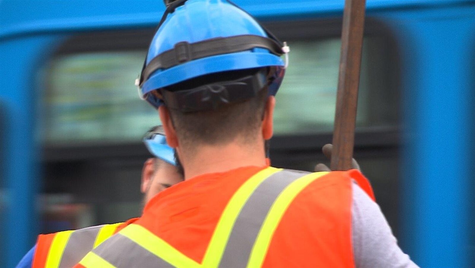 Un employé de la Ville de Montréal de dos.