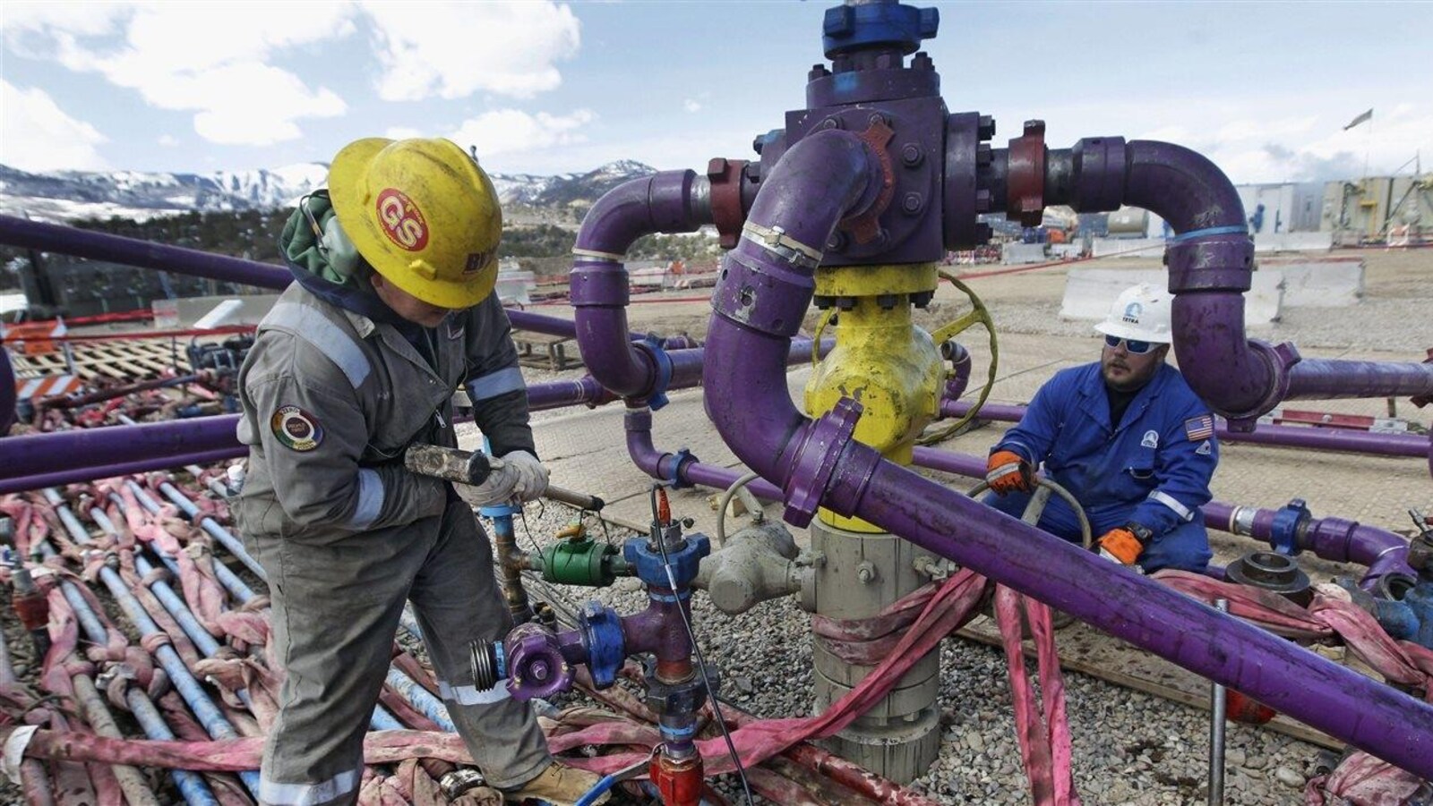 Des employés d'Encana travaillent sur un puits pétrolier.