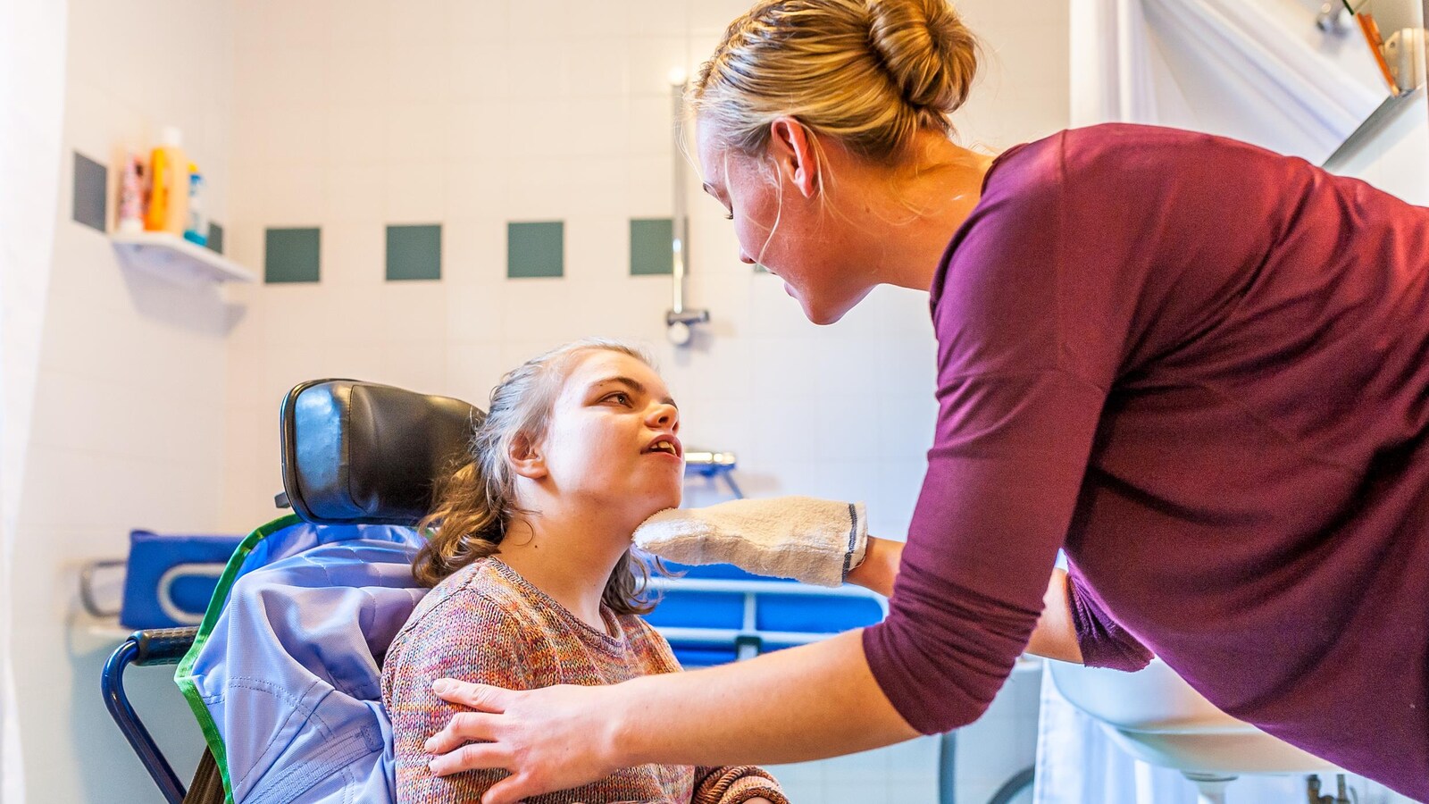 Une femme s'occupe d'une enfant handicapée
