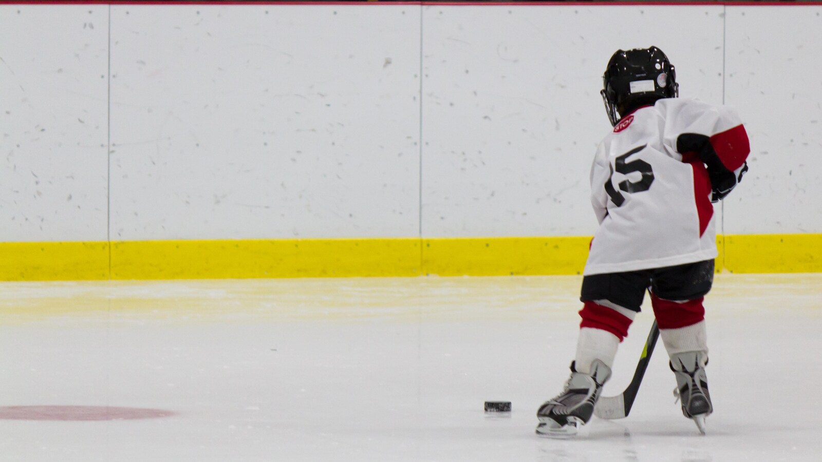 Un enfant joue au hockey.