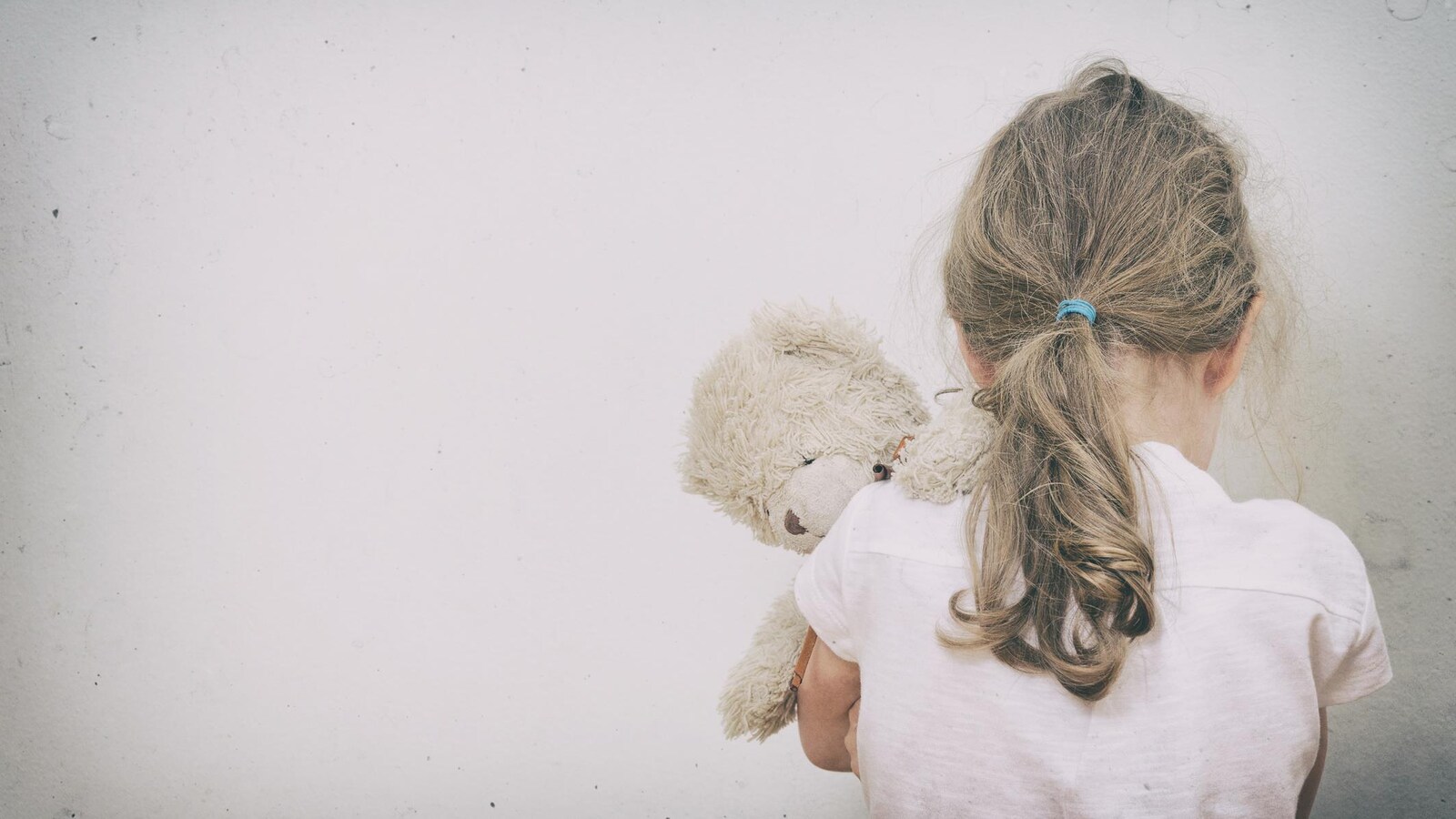 Un enfant de dos