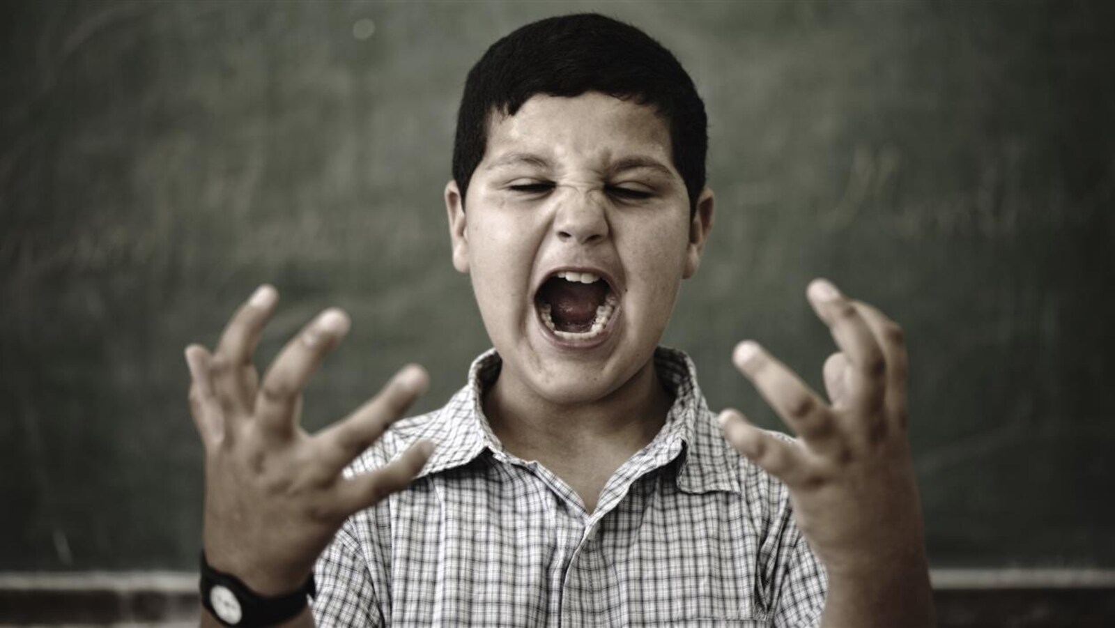 Un enfant démontrant des signes de violence à l'école.