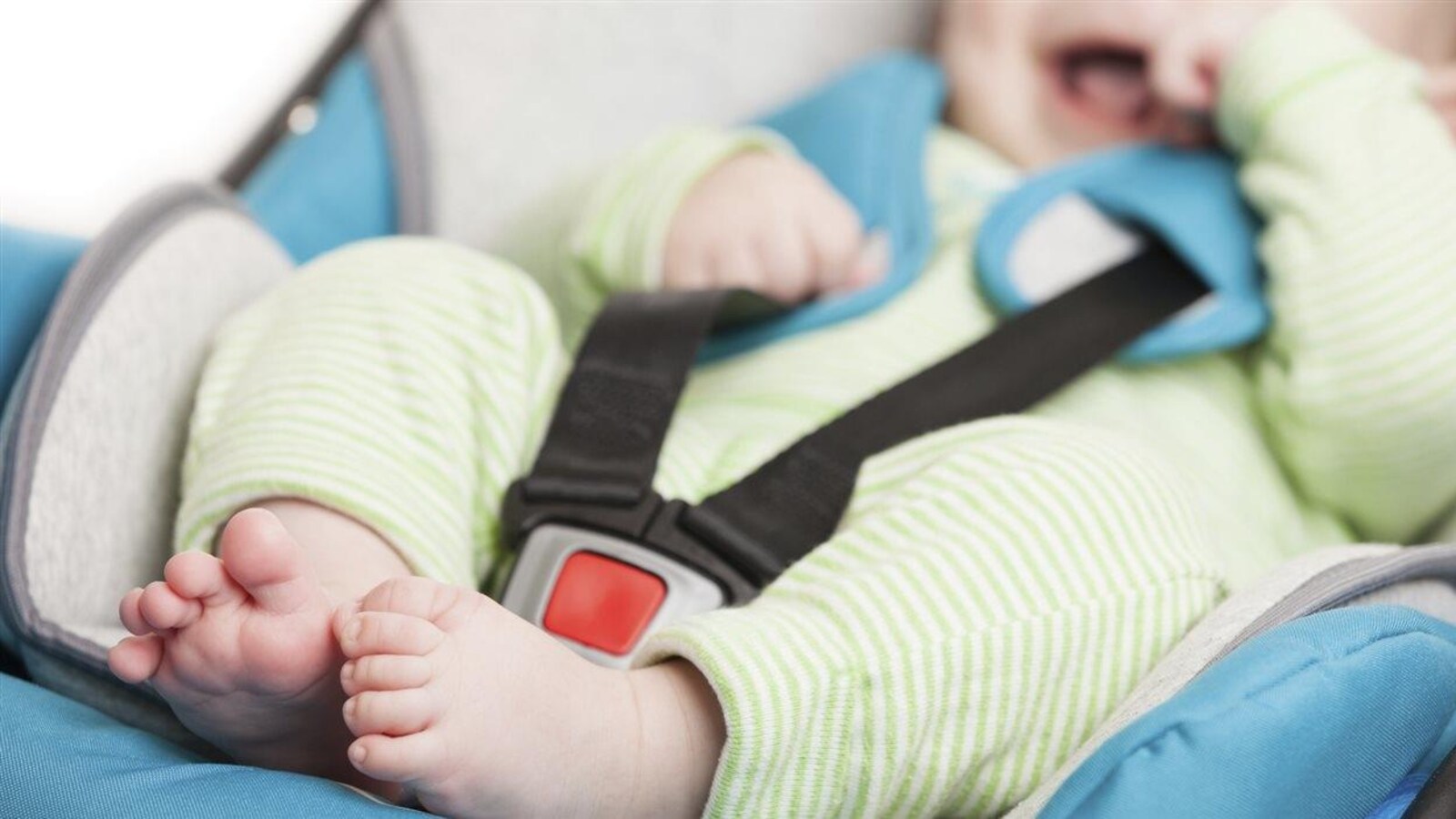 Un bébé dans un siège d'auto