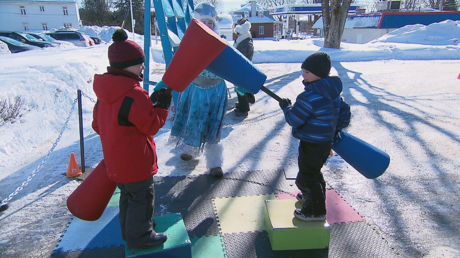 Des enfants qui s'amusent dans un terrain de jeux sur le site du Carnaval de Québec