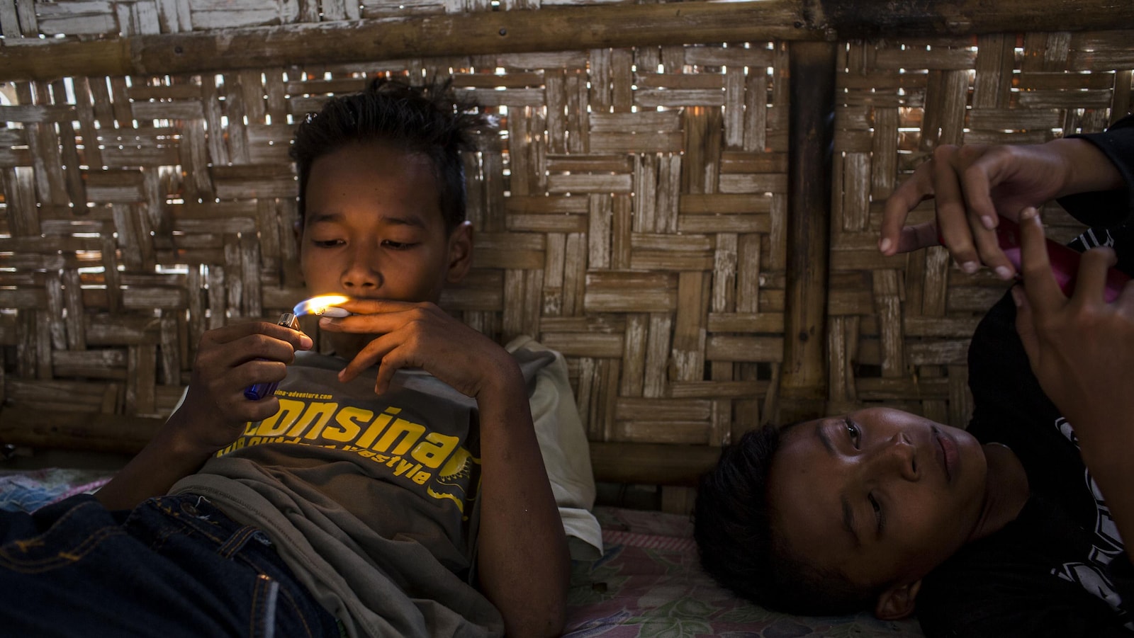 Un enfant allume une cigarette