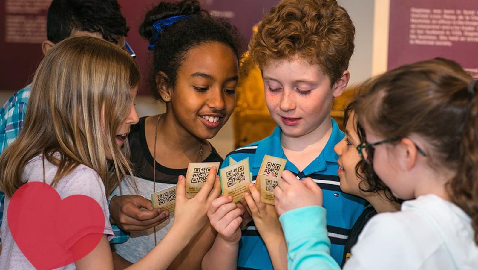 Des enfants tentent d'élaborer une stratégie avec les cartes à jouer qui leur ont été données.
