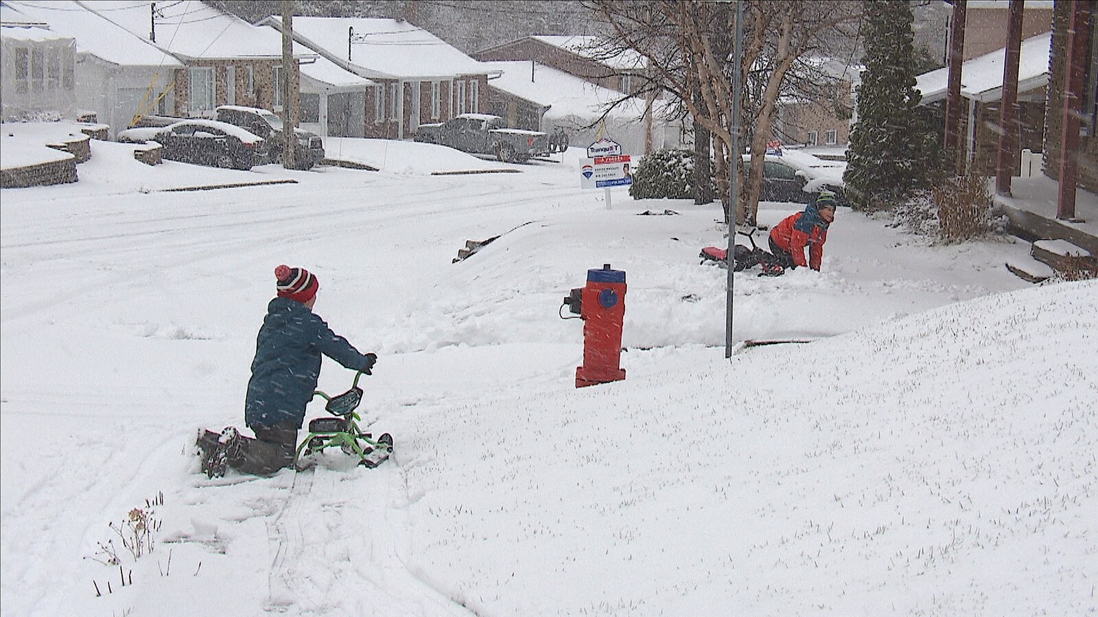 Des enfants profitent de la première chute de neige importante à Baie-Comeau.