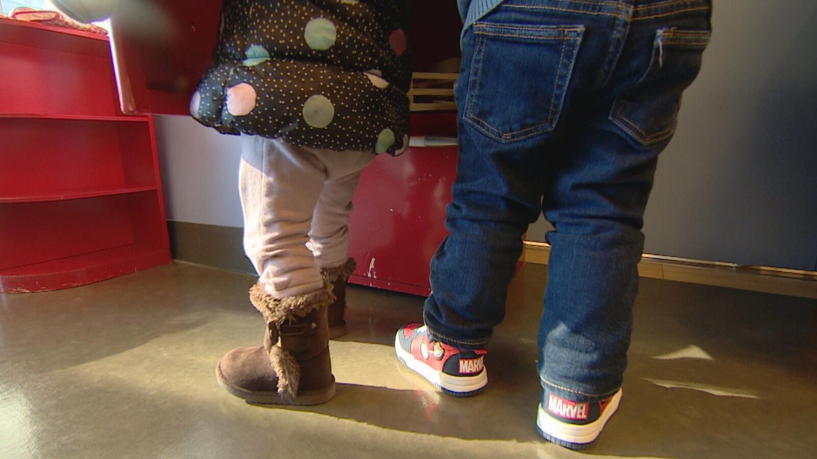 Des enfants dans une salle d'attente.