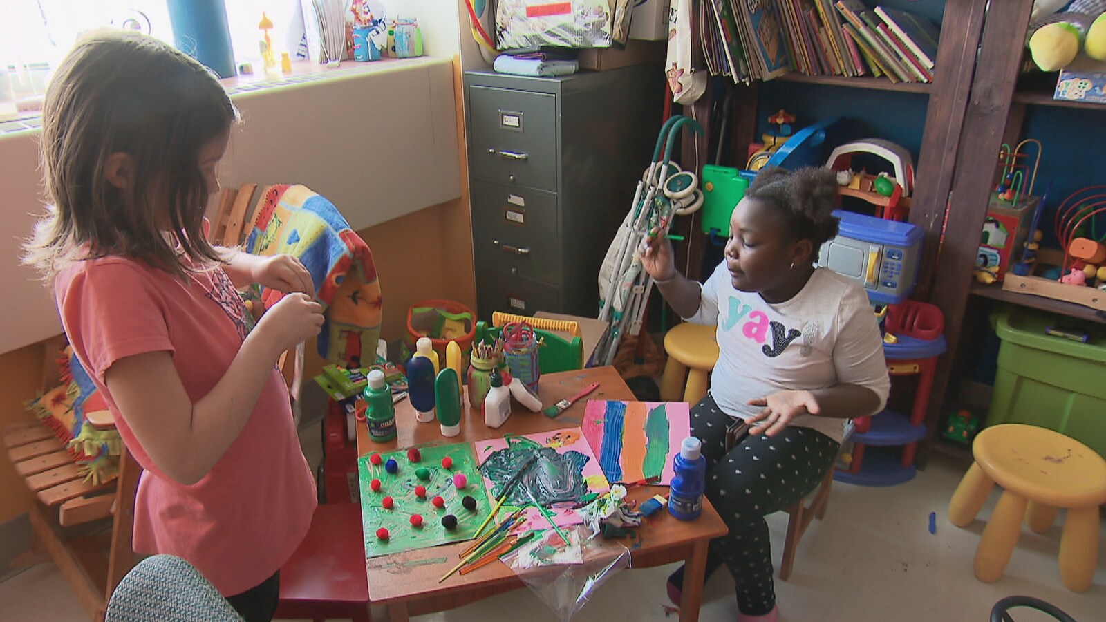 Des enfants qui jouent dans le locale de l'Association des parents étudiants de l'Université Laval (APÉTUL) à Québec.