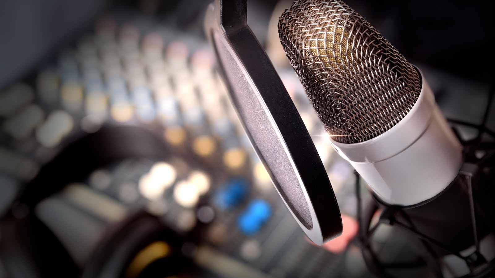 Un micro, des écouteurs et une table de mixage sonore.