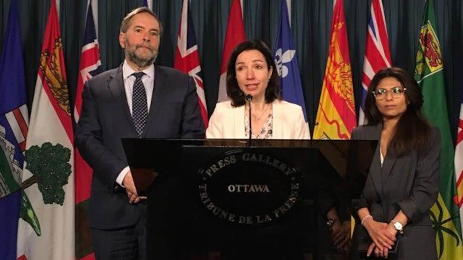 Ensaf Haidar en point de presse aux côtés de la chef du Bloc québécois, Martine Ouellet, et de l'ex-chef du NPD Thomas Mulcair.