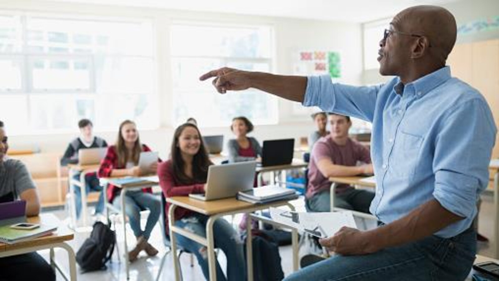 Un enseignant en salle de classe