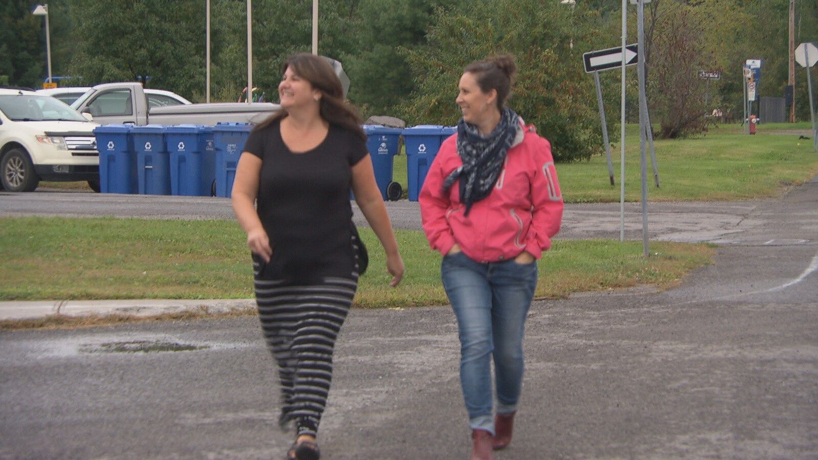 Severine Wiels et Geneviève Deschênes marchent devant une école.