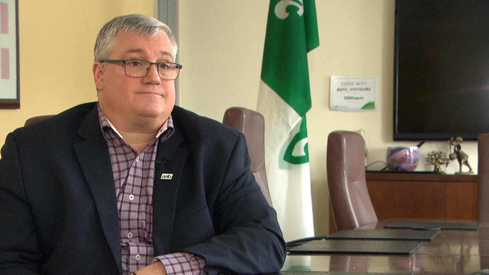 Rémi Sabourin répond aux questions d'un journaliste dans son bureau.
