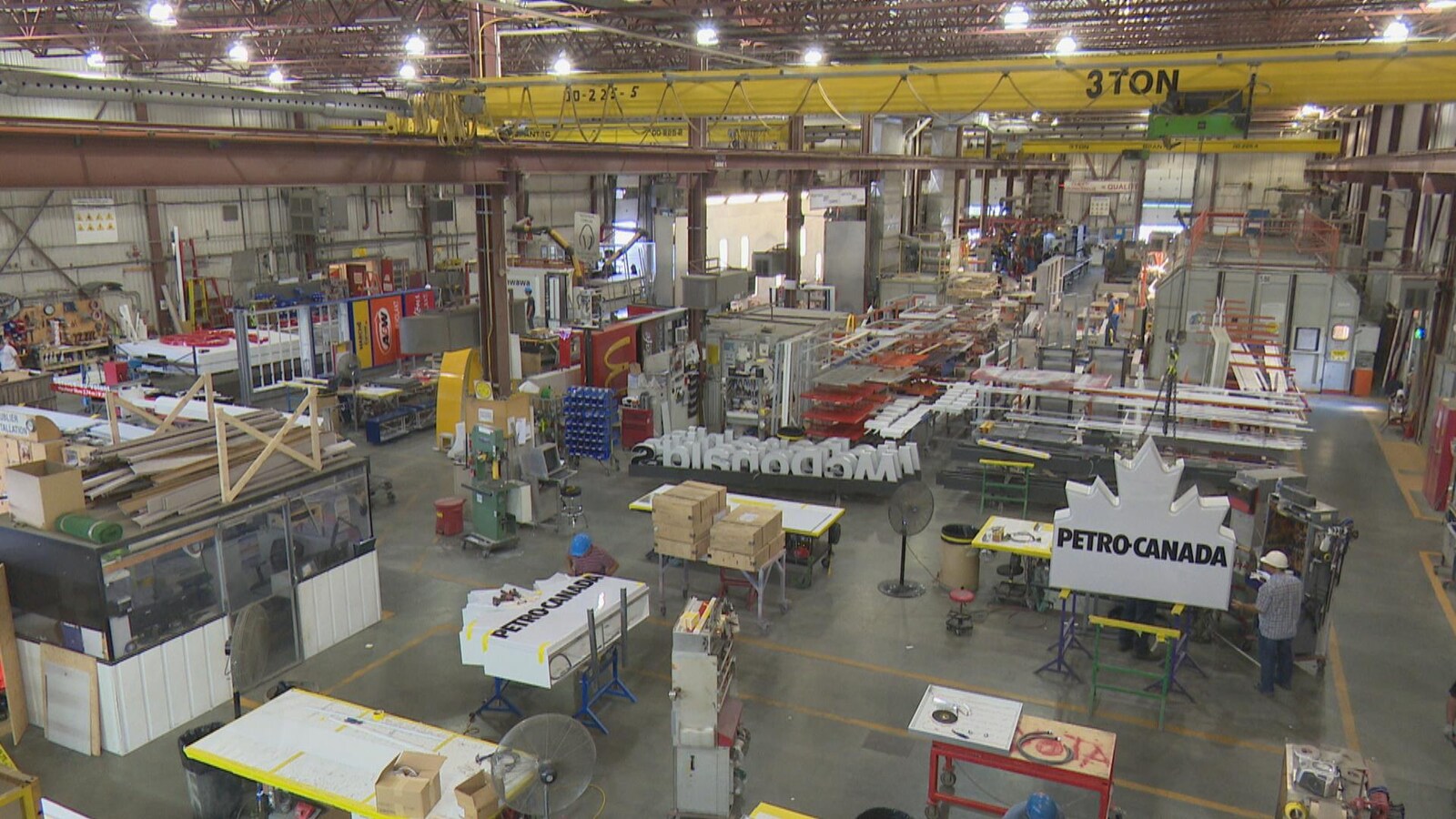 L'entrepôt de l'entreprise avec, notamment des enseignes de McDonald's et de Petro-Canada.