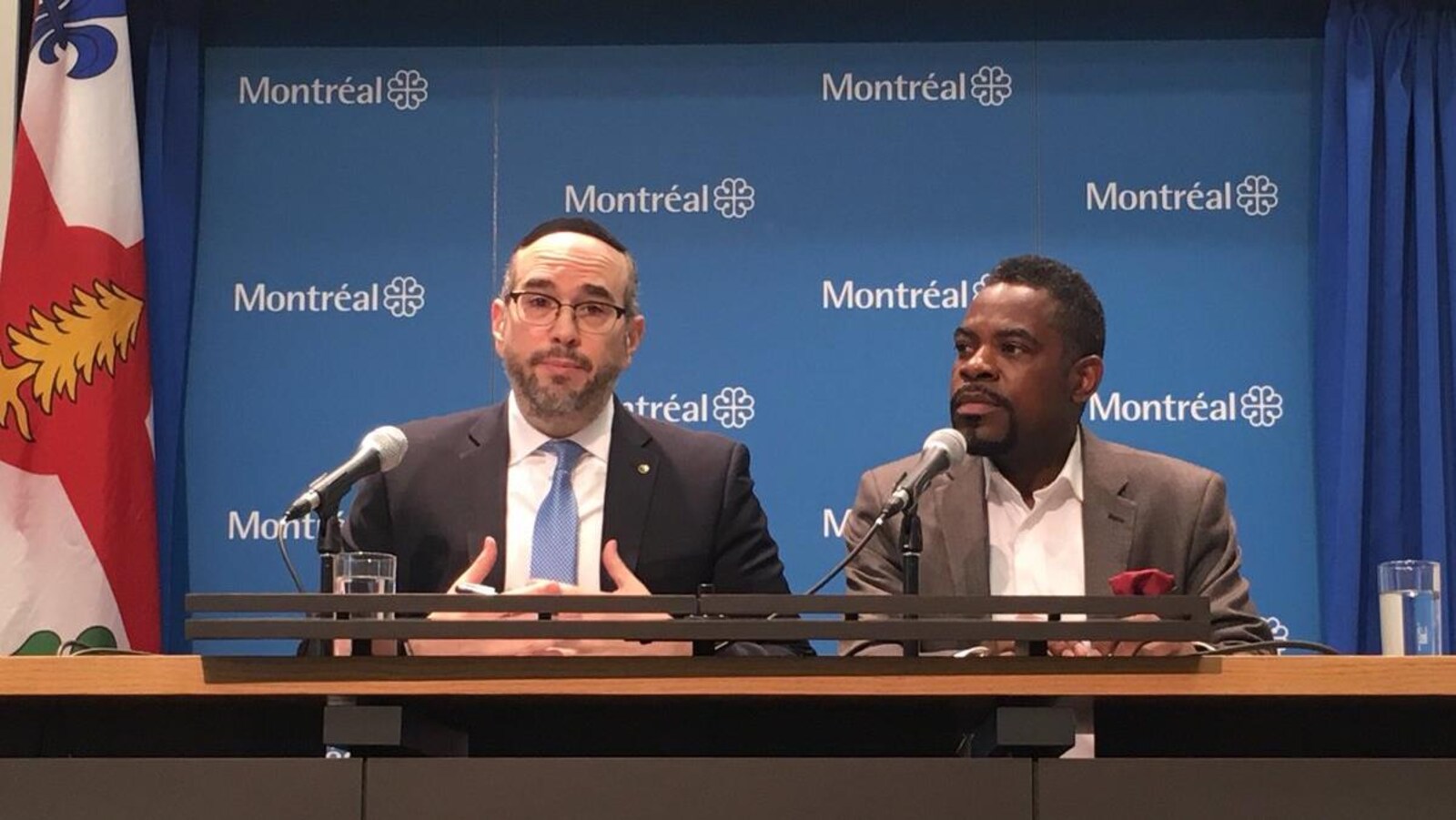 Les deux hommes lors d'une conférence de presse à l'hôtel de ville de Montréal.