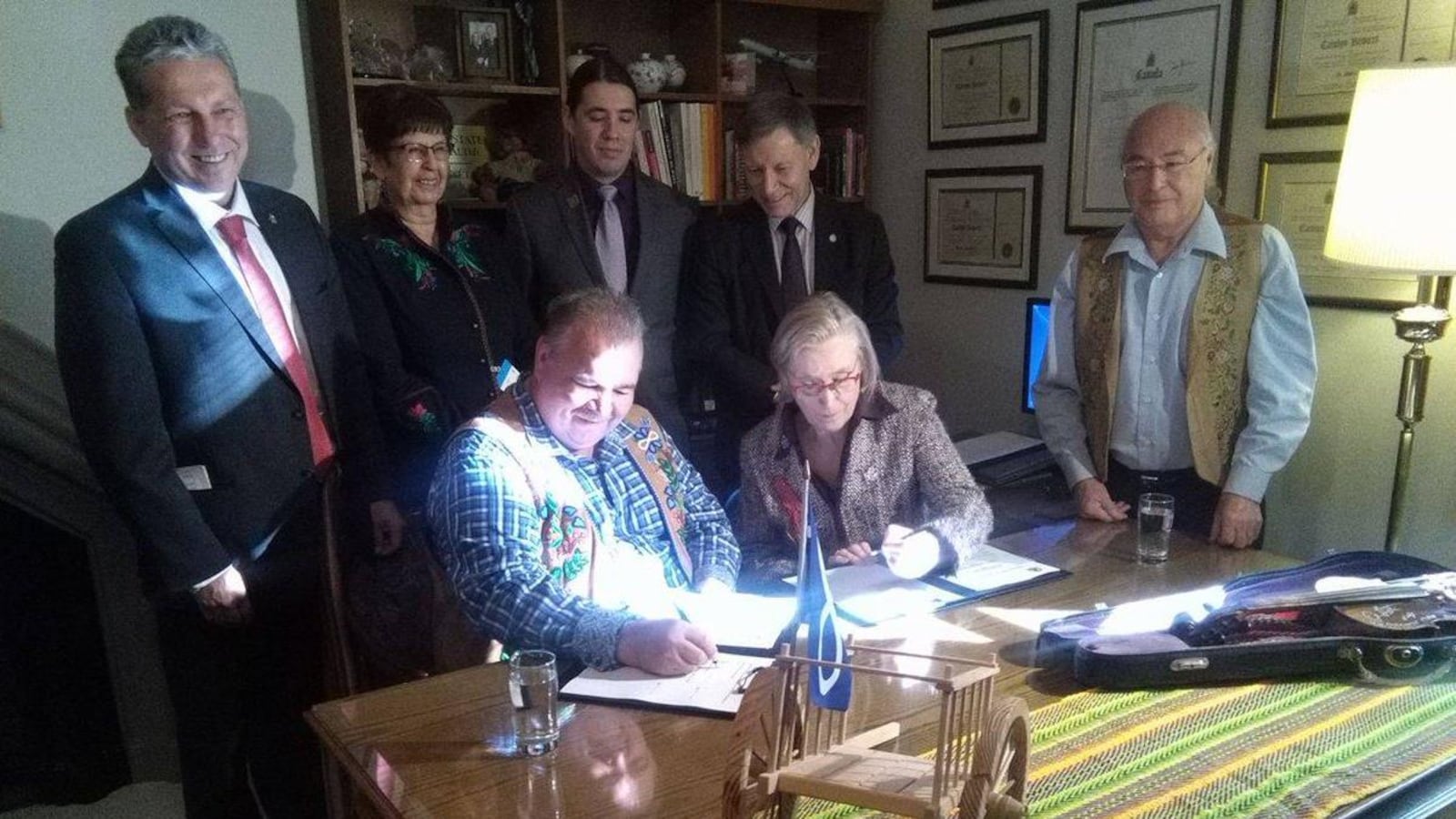 Le président de la Fédération des Métis du Manitoba, David Chartrand, et la ministre des Affaires autochtones et du Nord, Carolyn Bennett, signent un accord à Ottawa.