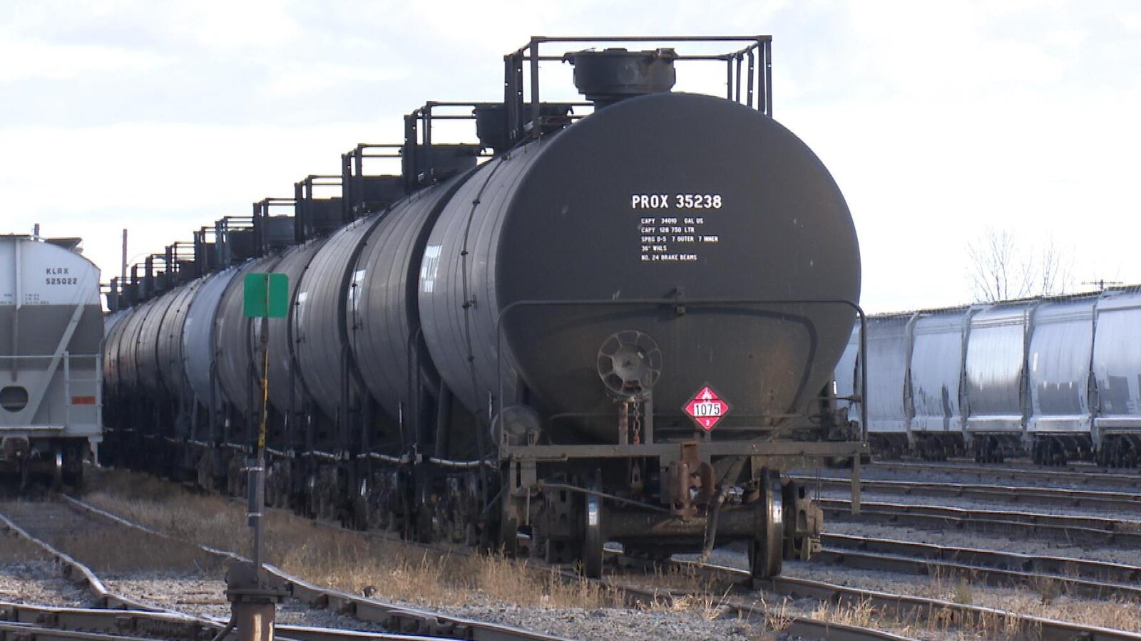 Des wagons-citernes sur la voie ferrée.
