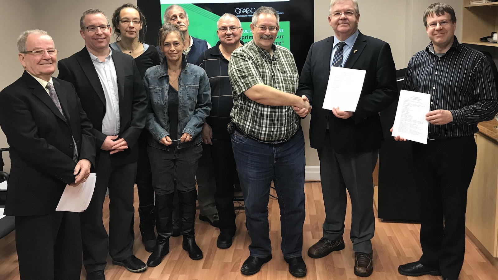 Le comité consultatif de citoyennes et de citoyens ainsi que le Groupe de recherche appliquée sur les processus participatifs et collaboratifs en compagnie du préfet de la MRC de la Vallée-de-l'Or Pierre Corbeil
