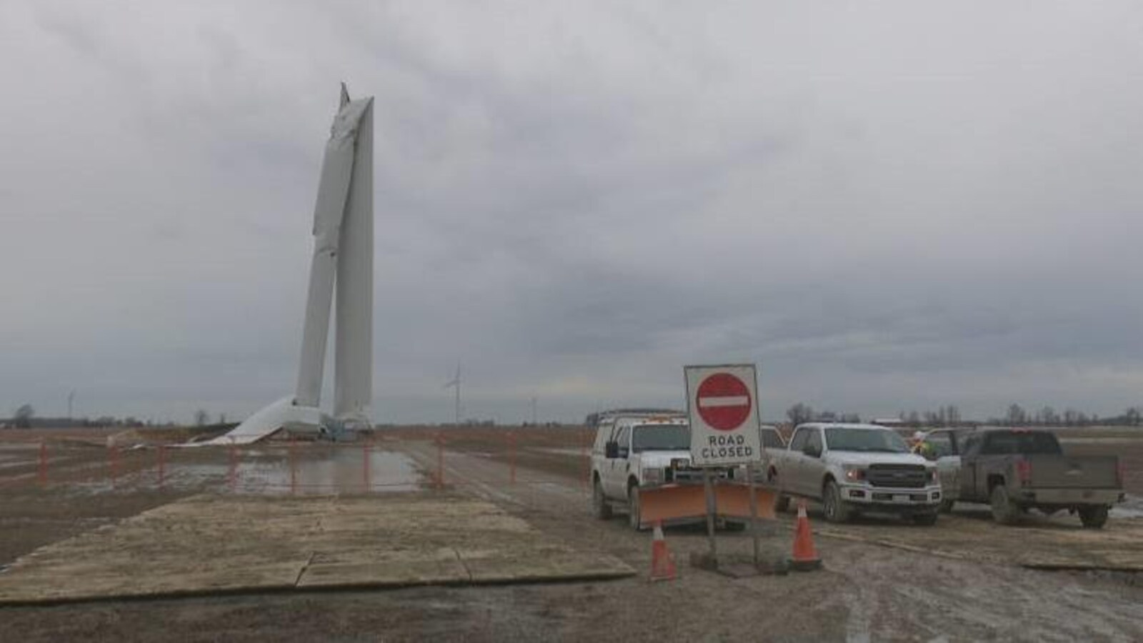 Une éolienne entourée d’une clôture à la suite d’un bris.