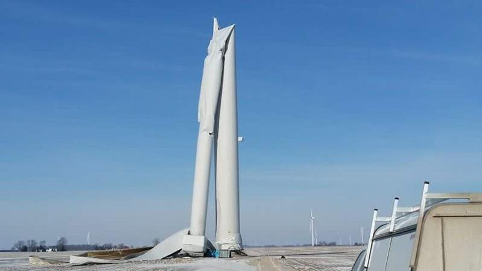 L'éolienne est pliée en deux, les lames reposant au sol.