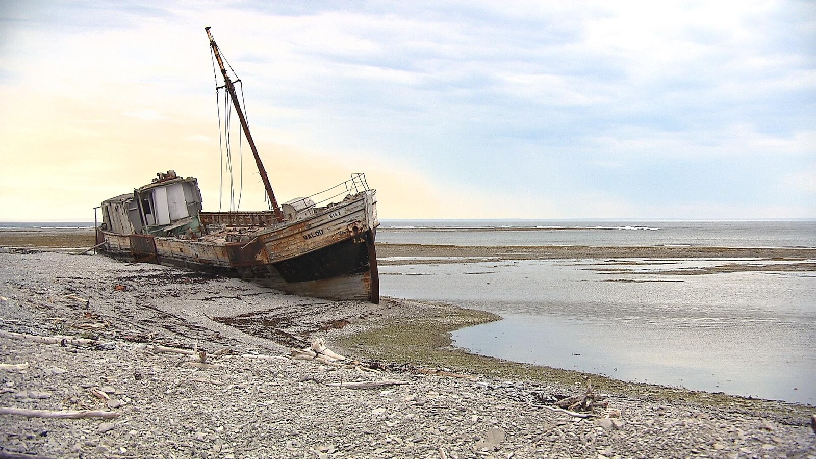 Une épave échouée sur l'île d'Anticosti.