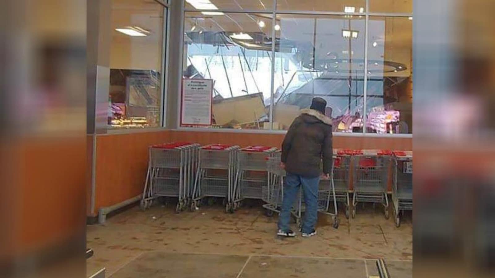 Le toit d'un supermarché Métro du secteur Saint-Étienne-de-Lauzon à Lévis s'est en partie effondré, vendredi