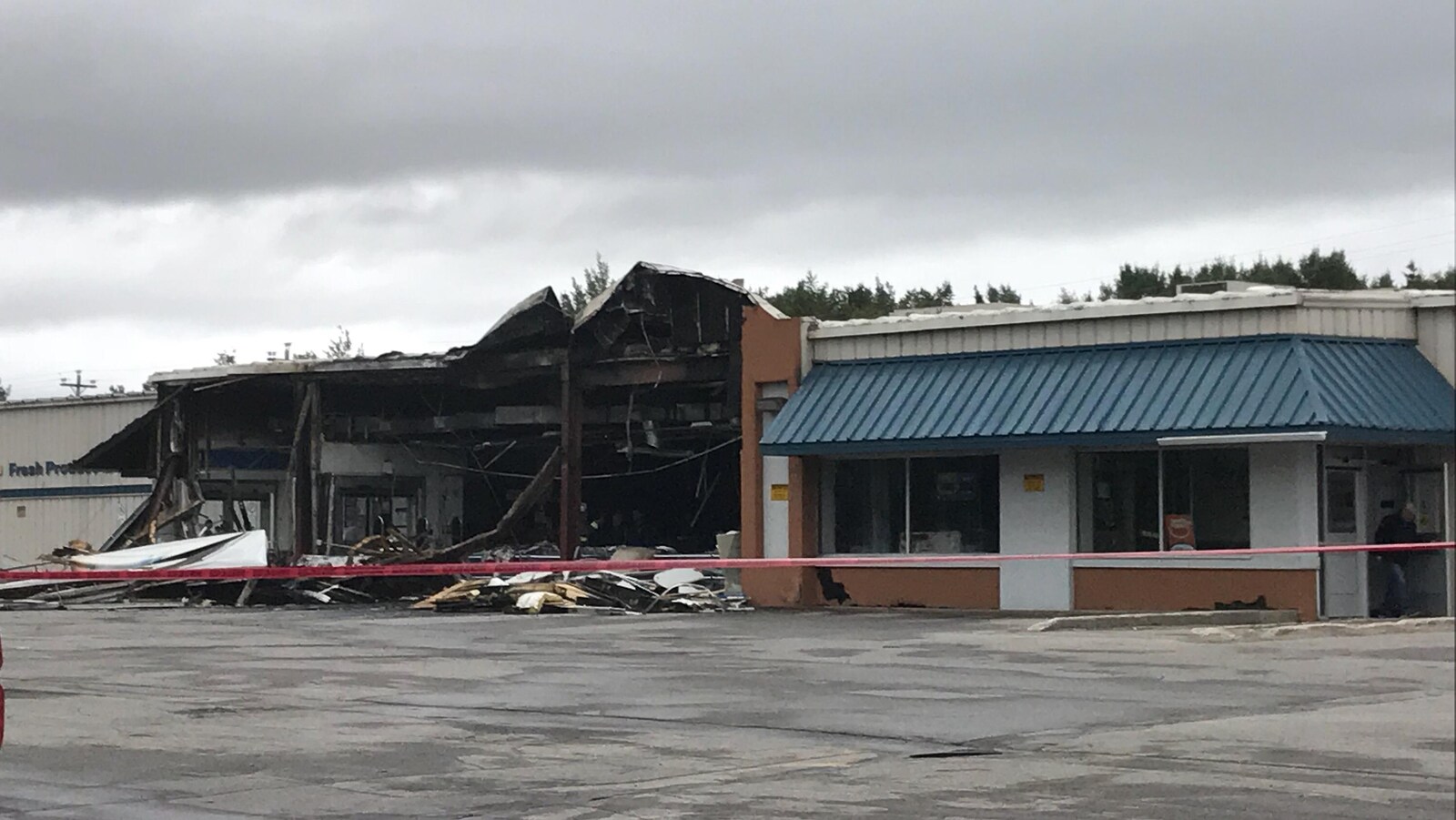 Photo du bâtiment après avoir été ravagé par les flammes.