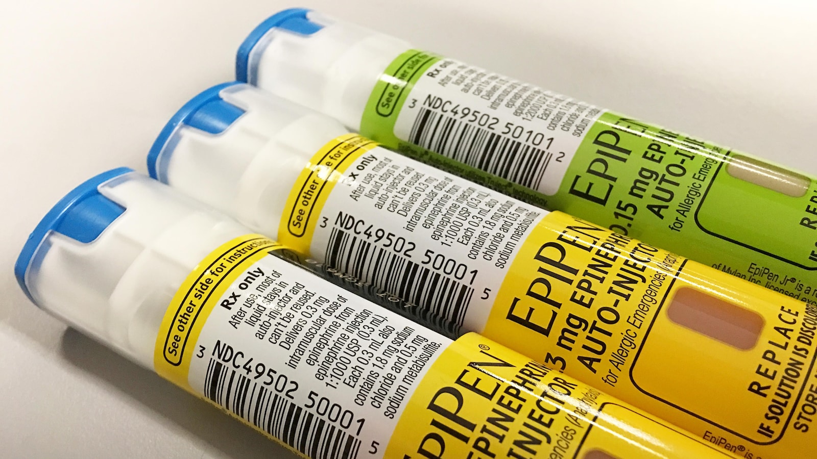 Des tubes d'EpiPen.