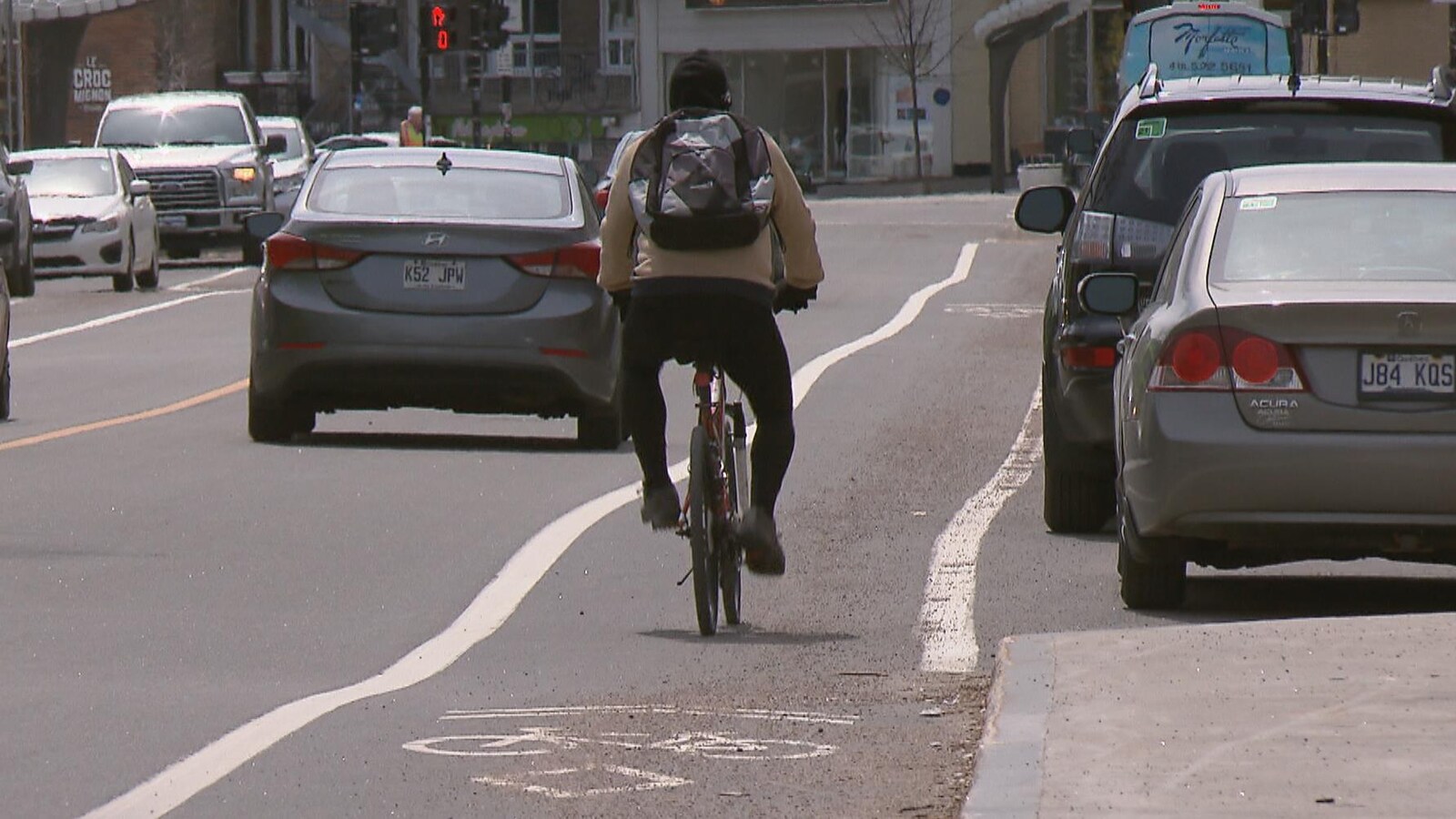 Un cycliste sur la bande cyclable du chemin de la Canardière