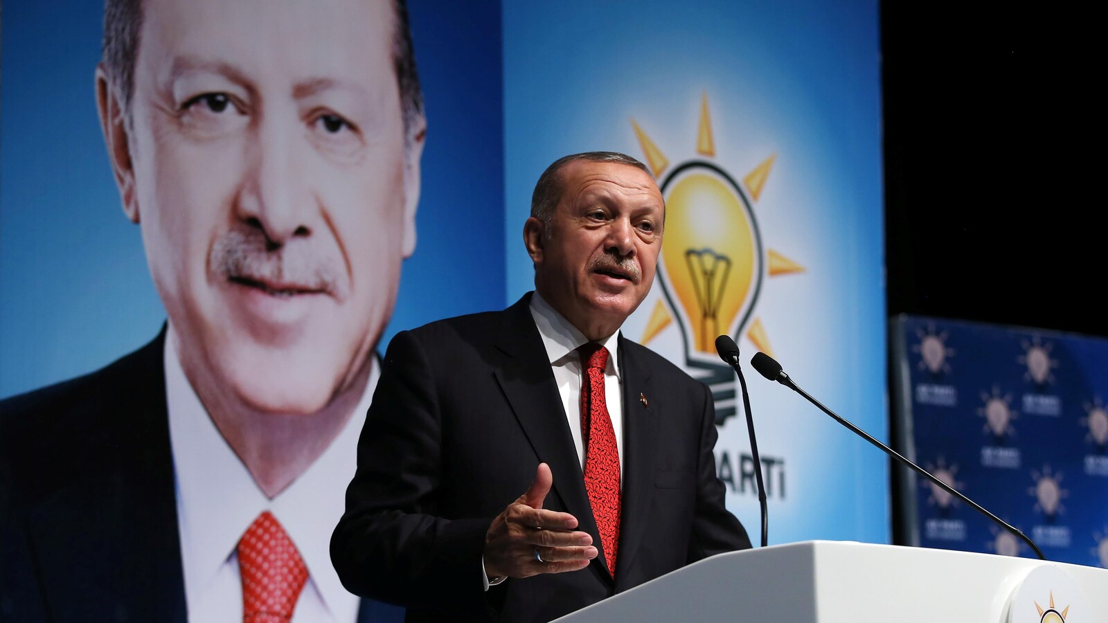 Le président turc Recep Tayyip Erdogan durant un discours, derrière lui se trouve une grande affiche à son effigie.