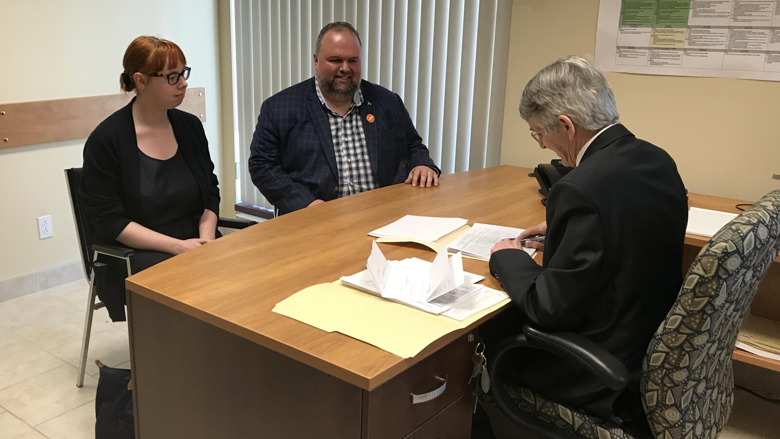 Éric Dubois dans les bureaux d'Élections Canada à Chicoutimi