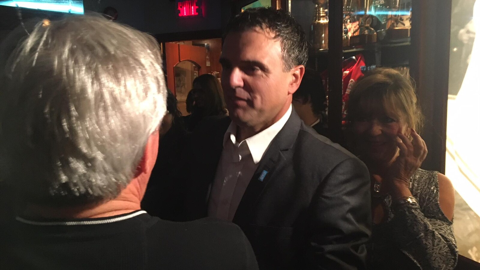 Eric Girard se fait féliciter par un militant.