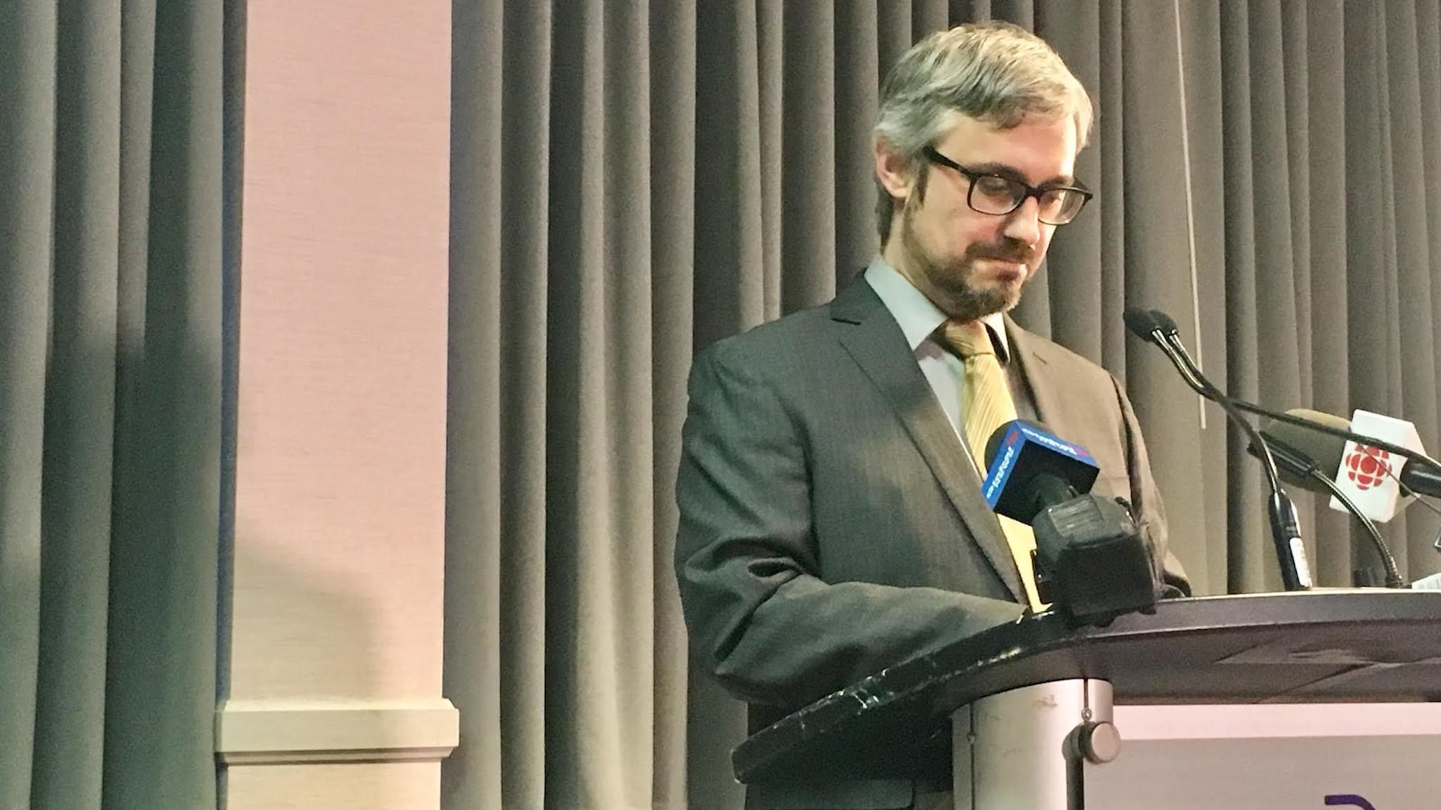 Éric Mathieu Doucet en conférence de presse.