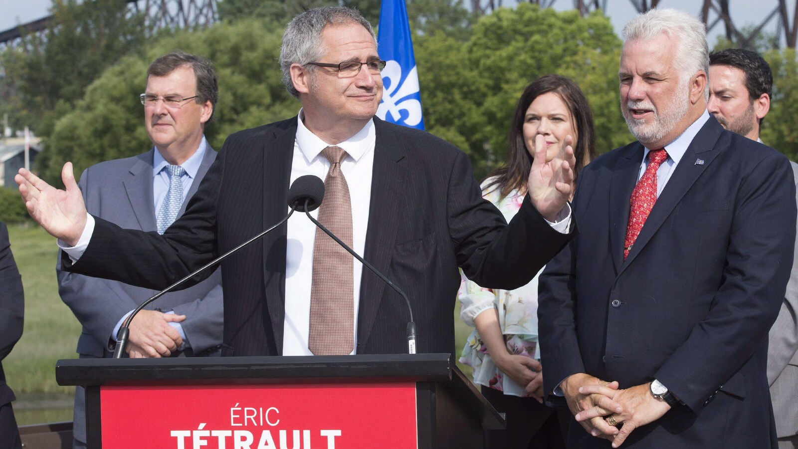 Le candidat libéral dans Louis-Hébert, Éric Tétrault, lors d'une conférence de presse en présence du premier ministre Philippe Couillard, à Québec, le 15 août 2017.