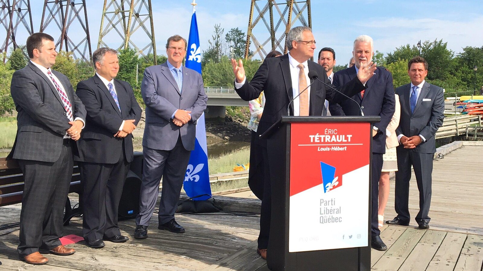 Éric Tétrault fait un discours lors de l'annonce officielle de sa candidature dans Louis-Hébert pour le Parti libéral du Québec.