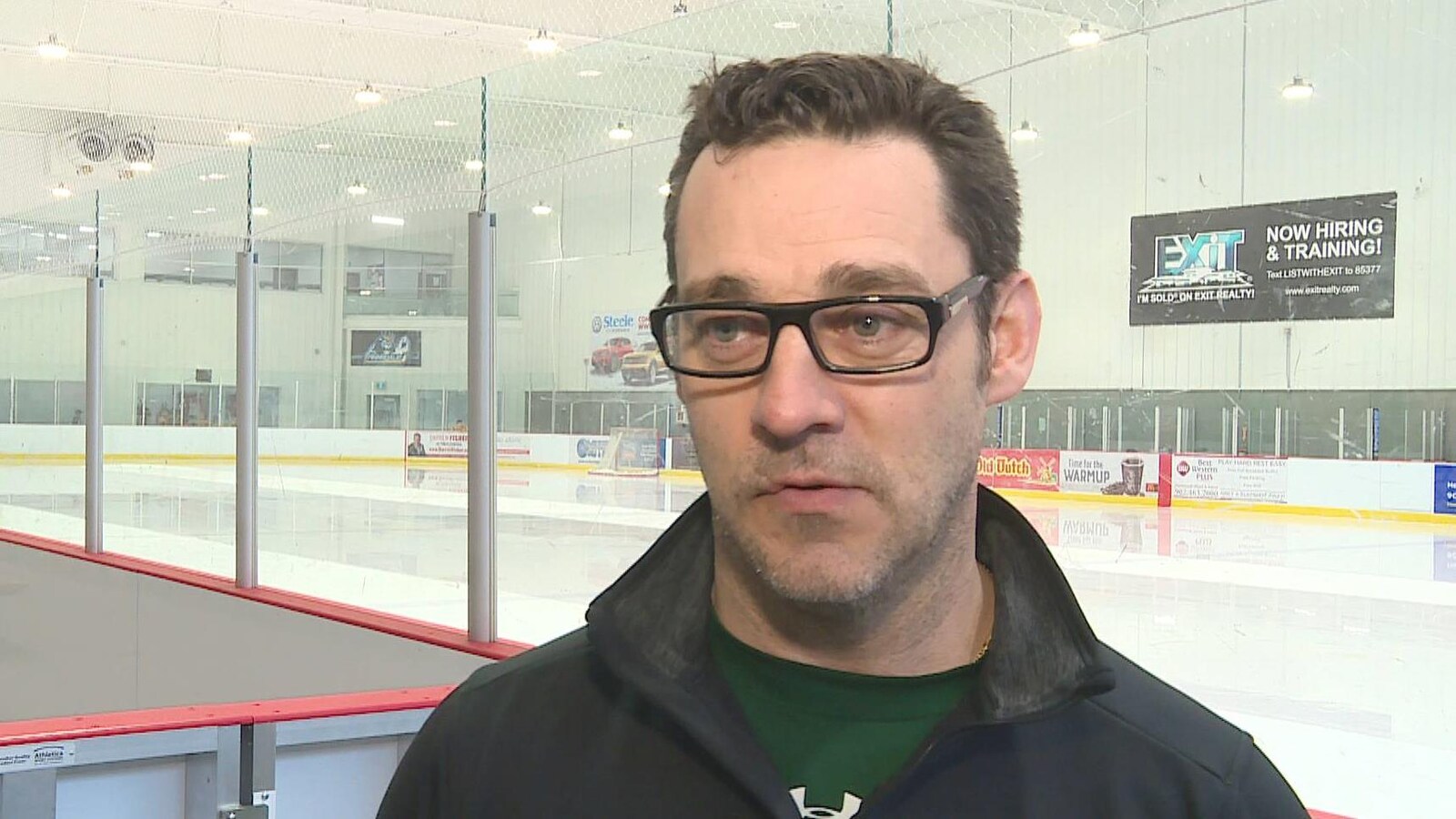 Éric Veilleux près de la glace à Halifax en mars 2019.