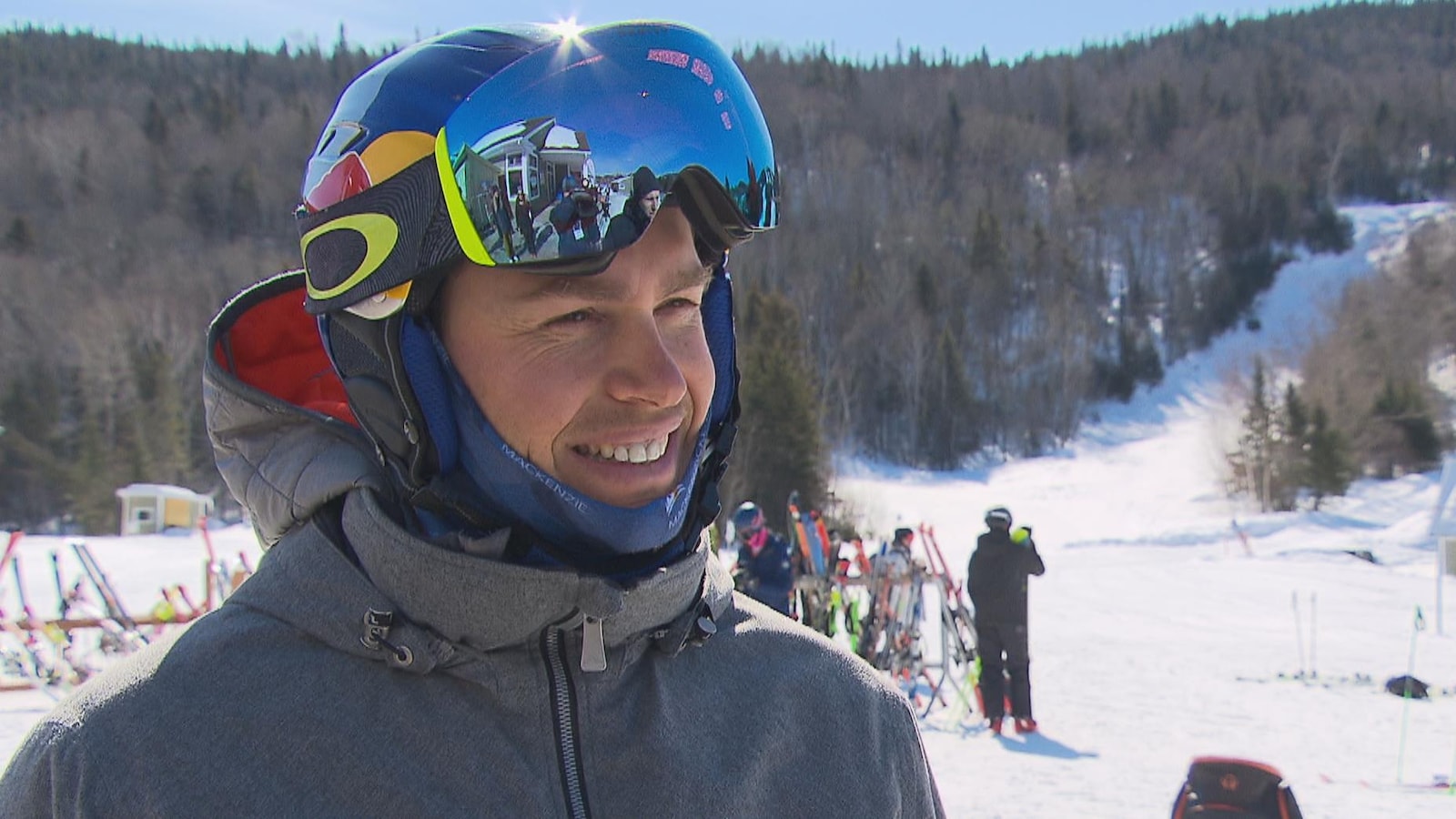 Erik Guay sourit devant les pentes du mont Édouard.