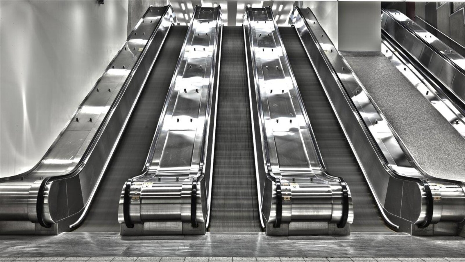 Escaliers mécaniques dans une station de métro à Montréal