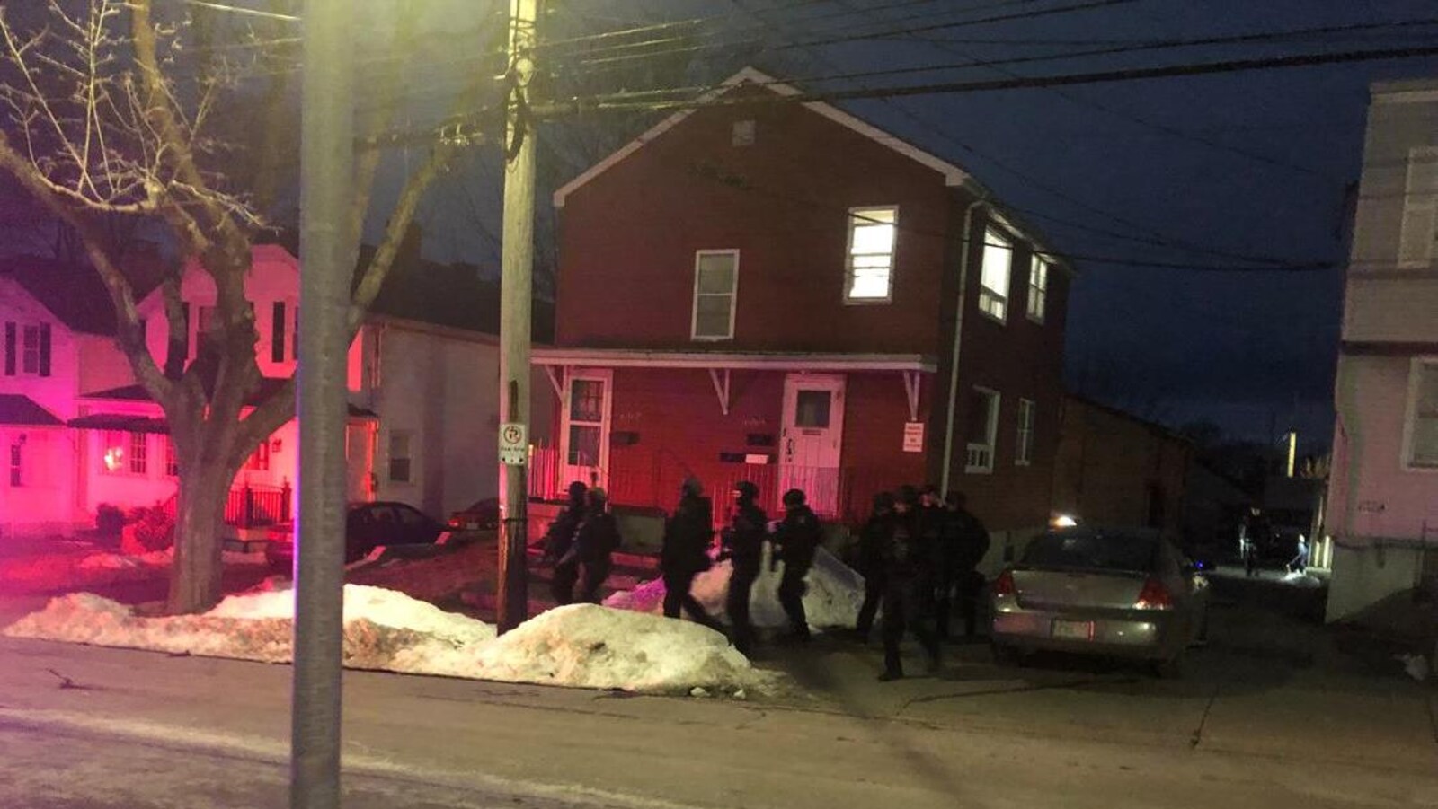 L'escouade tactique défile lundi soir dans un quartier résidentiel.