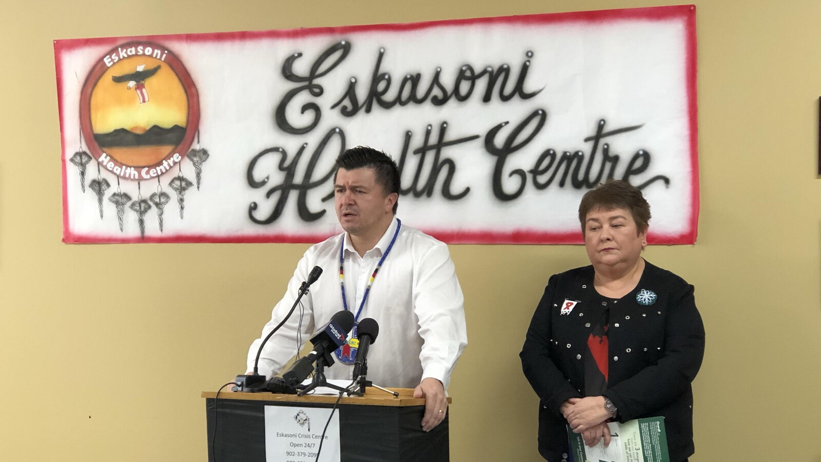 Leroy Denny au micro et Sharon Rudderham à sa gauche lors d'une conférence de presse.