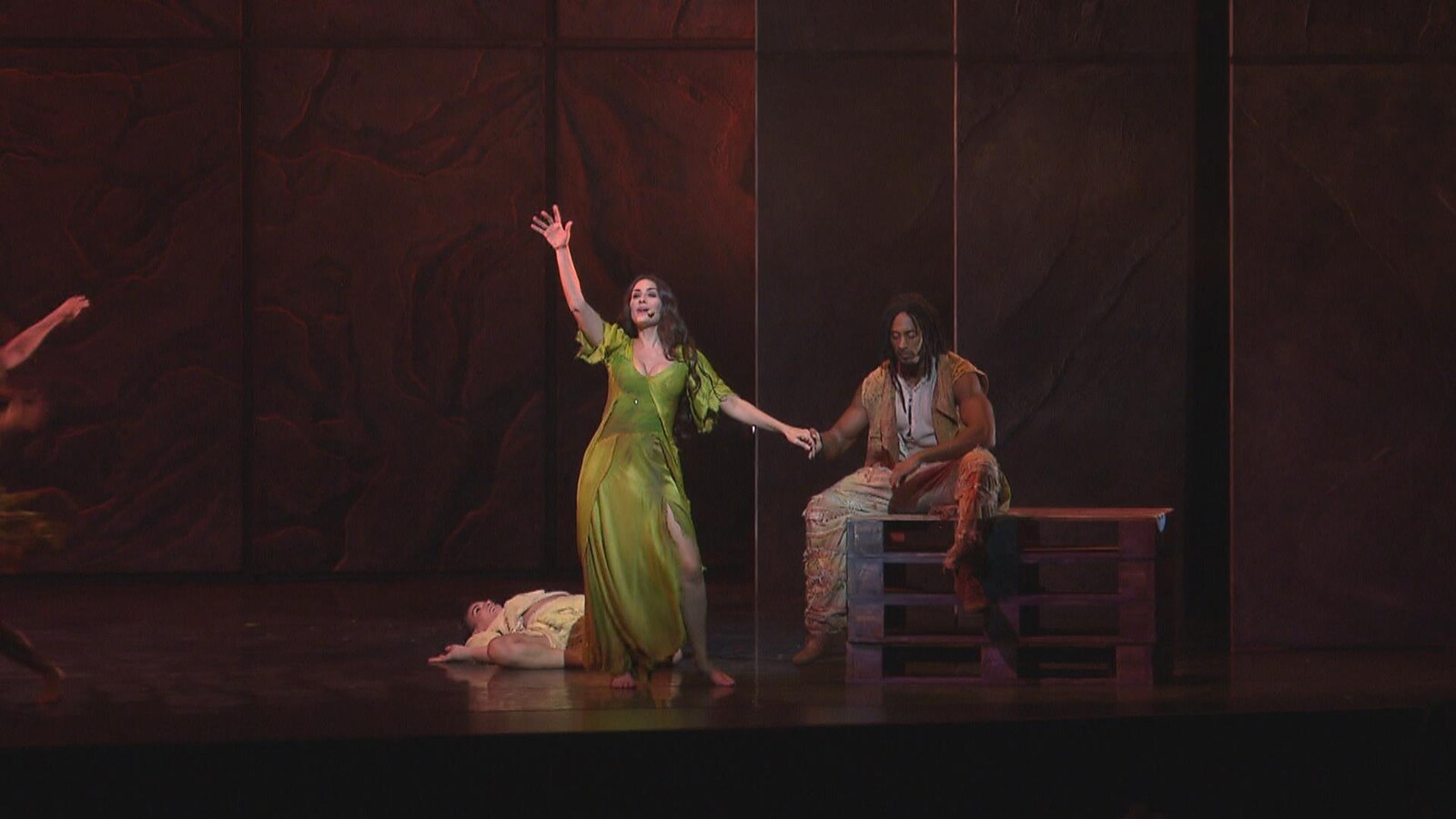 Esmeralda et Clopin dans la pièce « Bohémienne » du spectacle « Notre Dame de Paris ».