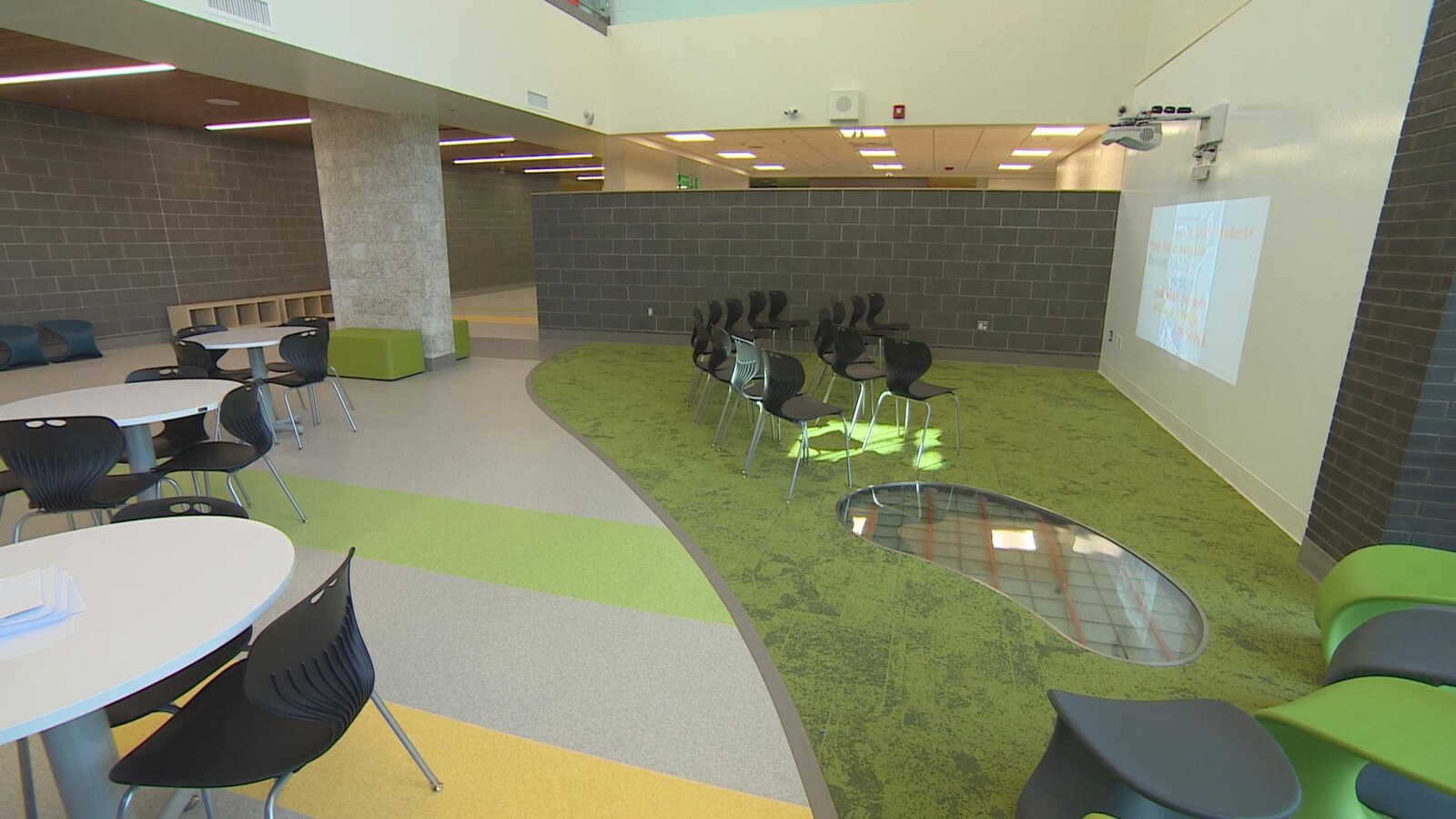 L'espace d'apprentissage, dans l'entrée de l'école, permet aux élèves et aux enseignants de différentes classes de se rencontrer et de se parler.